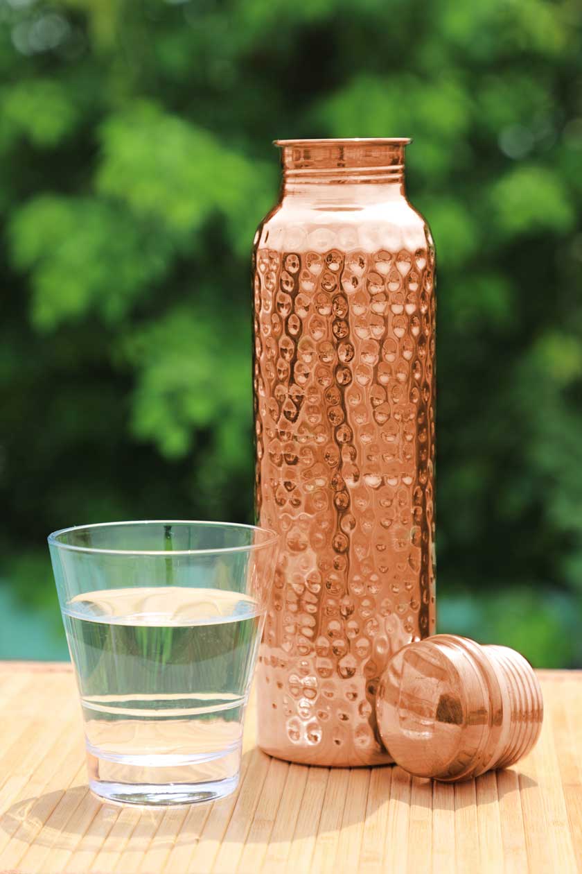 Wasserglas mit Kupferlflasche und Deckel